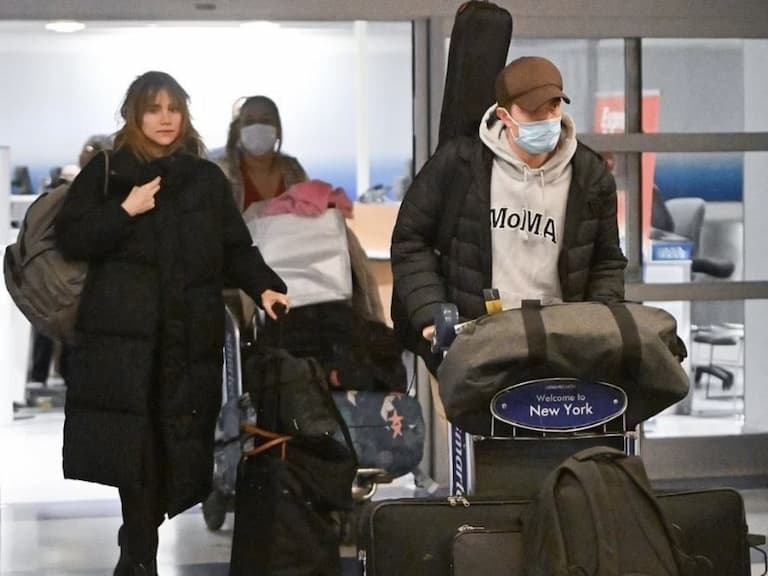羅伯派汀森 Robert Pattinson 越愛越高調，與模特兒女友 Suki Waterhouse 甜蜜現身機場！