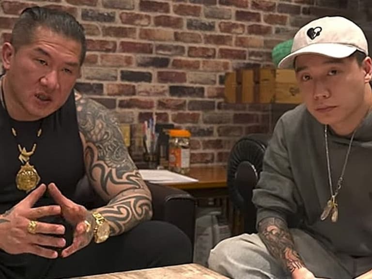 回顧 Toyz 與館長單挑慘遭「鐵拳」灌臉 KO 倒地,直呼:「鼻子可能要歪掉了!」