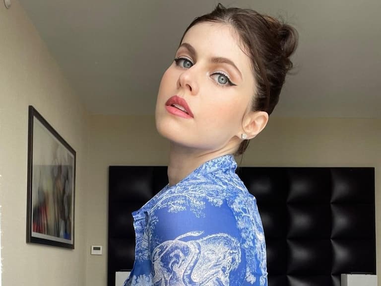 「乳搖女神」亞歷珊卓妲妲里奧 Alexandra Daddario 曬上裸泳辣照，濕漉漉模樣引網鼻血狂噴！