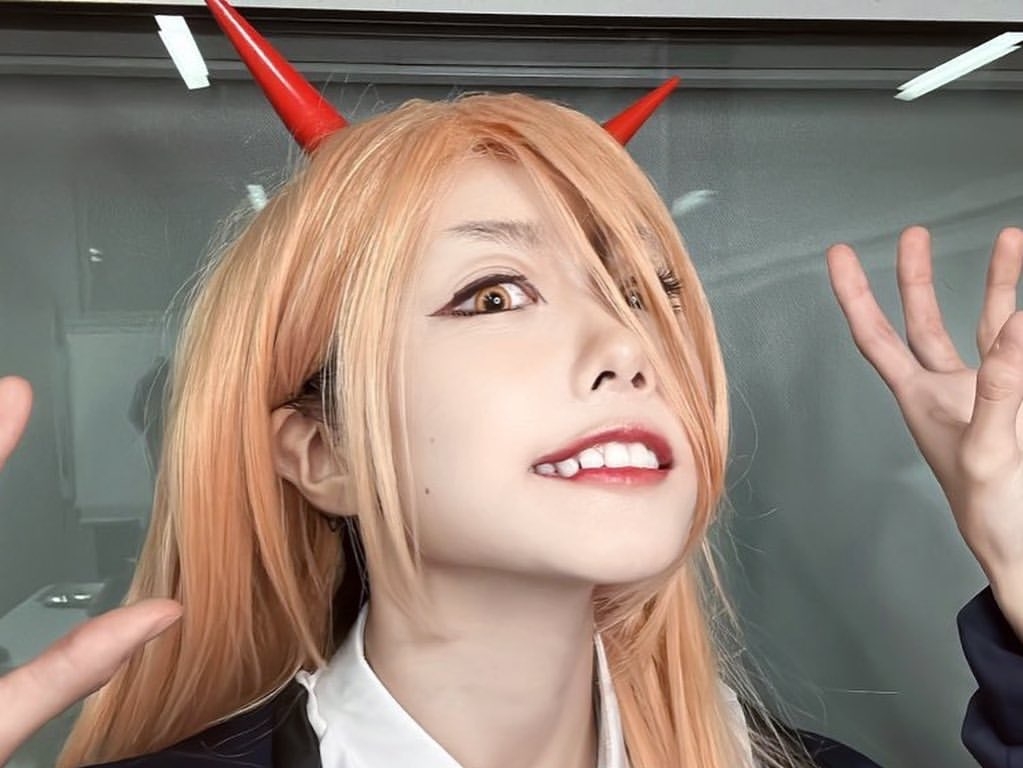 日本女歌手 Ano 完美打扮成《鏈鋸人》「血之惡魔」帕瓦，網友狂讚：「超卡哇伊！」