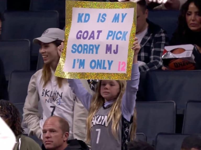 NBA/小女球迷高舉「KD 才是最偉大球員」板子,本人看了忍不住露出一抹微笑!