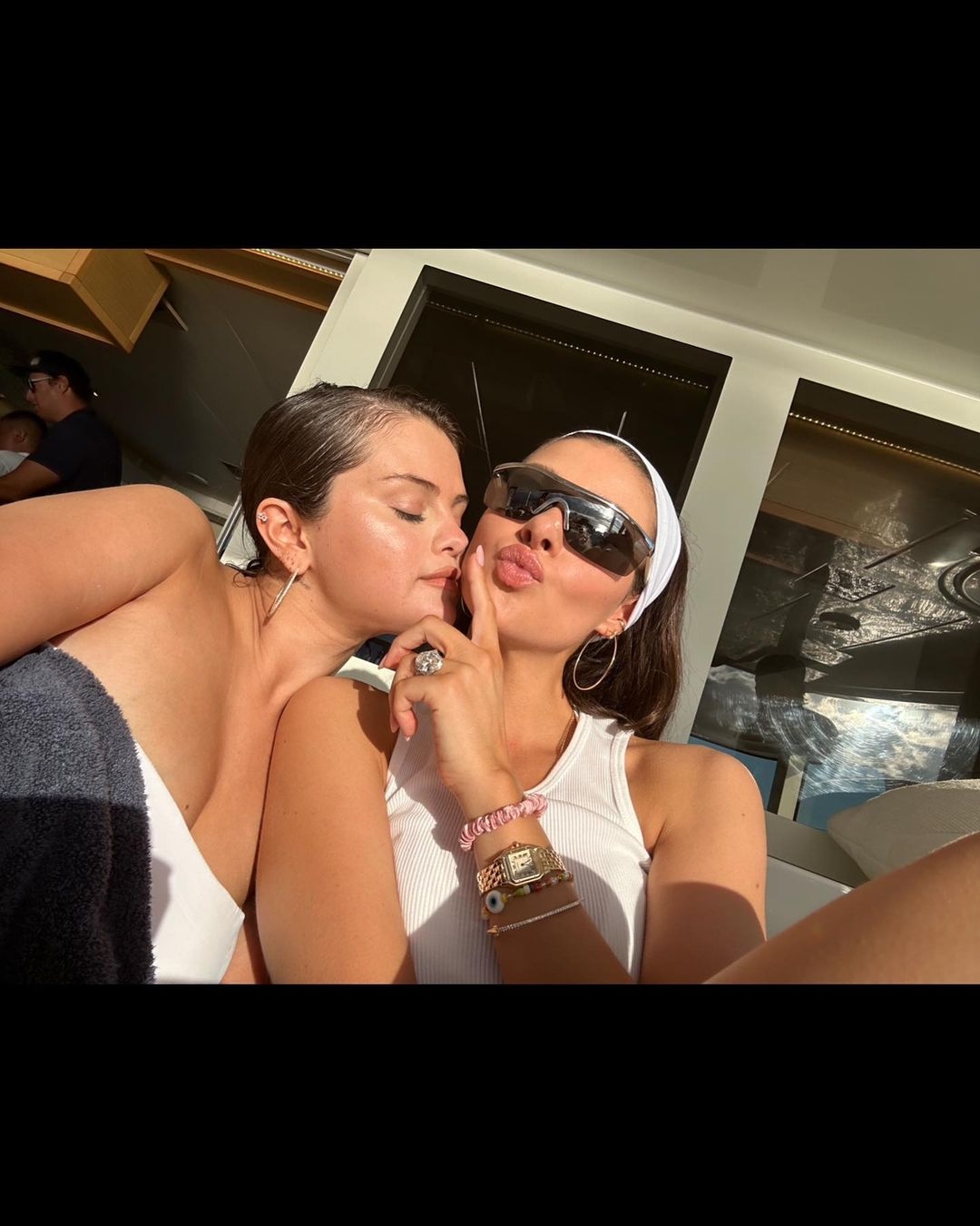 賽琳娜戈梅茲 Selena Gomez 與布魯克林貝克漢夫婦開豪華遊艇派對，穿比基尼自信迎新年！
