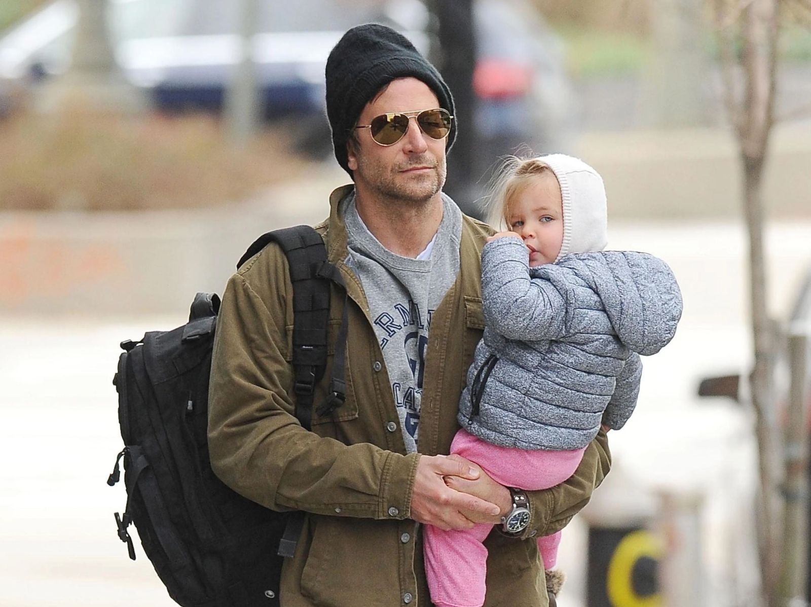 布萊德利庫柏 Bradley Cooper 五歲女兒超時髦，穿 BURBERRY 外套陪爸爸逛街過生日！