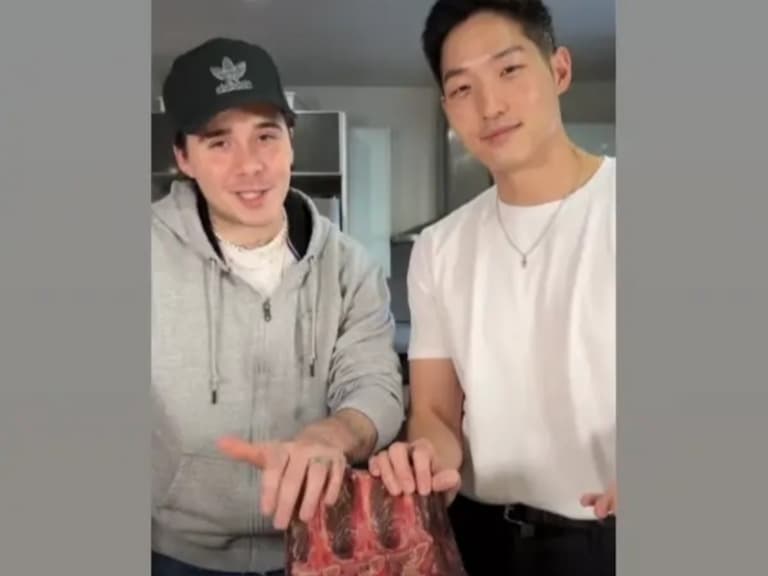 布魯克林貝克漢 Brooklyn Beckham 公開最棒牛排食譜被吐槽「肉太生」,維多利亞親上火線護航!
