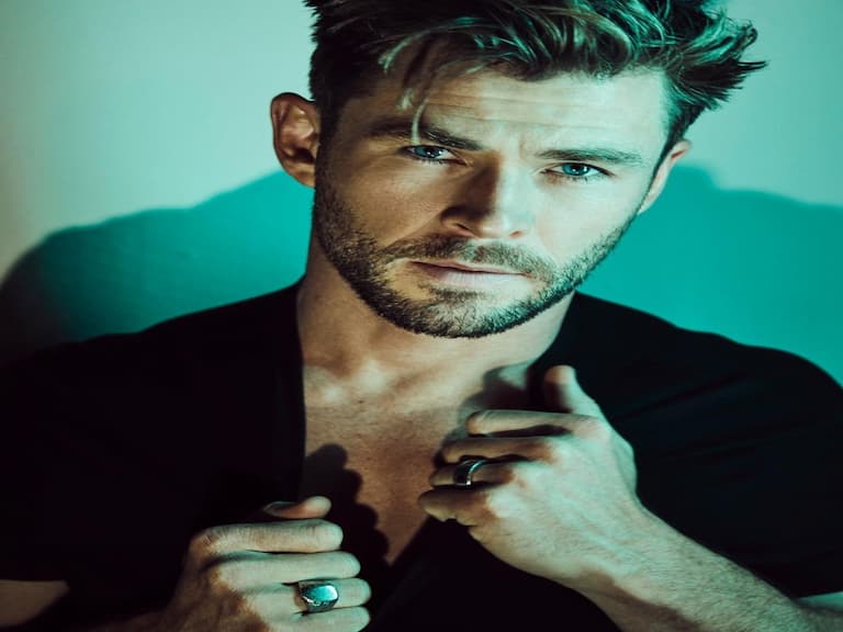 克里斯漢斯沃 Chris Hemsworth 裸身憋氣,巨石強森狂誇大肌肌:「你的腹肌輪廓分明真棒!」