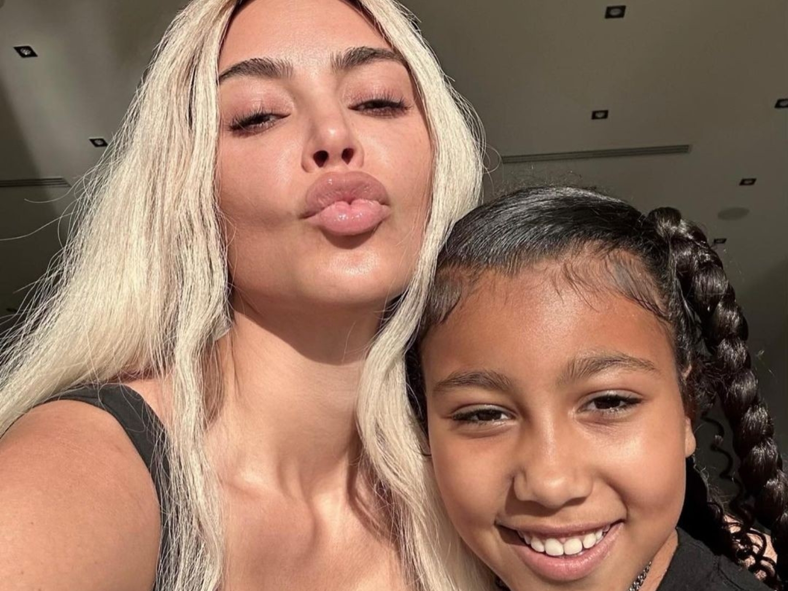 金卡戴珊 Kim Kardashian 把女兒 North West 畫成肯爺，謎樣舉動引熱議：「可憐的小孩，被媽媽操控！」