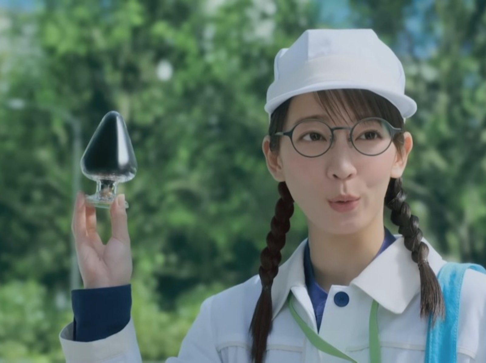 日本女星吉岡里帆拍攝產品廣告引熱議，手上拿的物體超像「肛塞」讓人想歪！