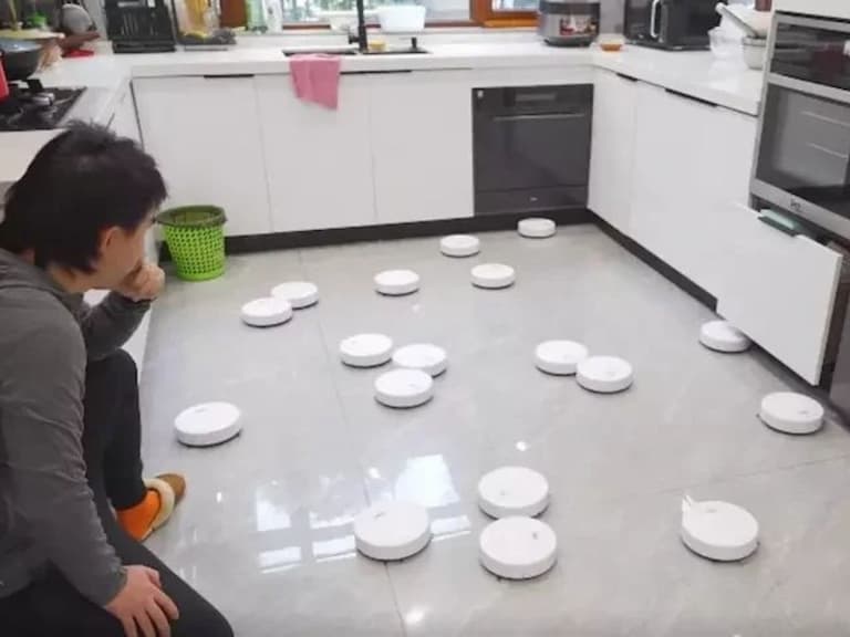 掃地機器人一台僅要 120 元，男子怒買 20 台回家同時一起打掃，結局卻讓人看傻眼...