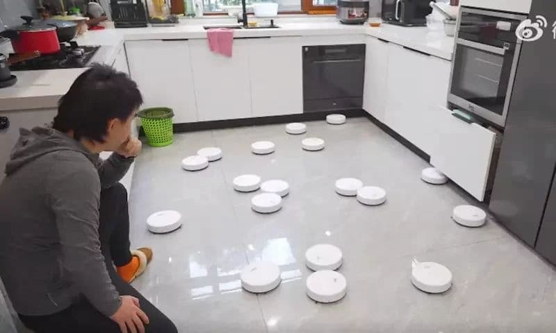 男子爆買 20 台「掃地機器人」同時開掃，結果卻讓人看傻眼！