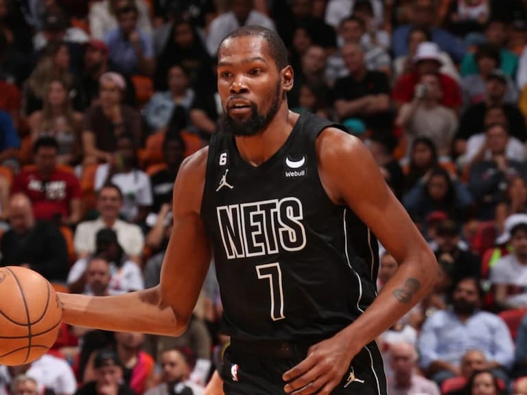NBA/籃網球星 KD 遭 Jimmy Butler「重壓到右膝」提前傷退,將於明日接受 MRI 檢查!