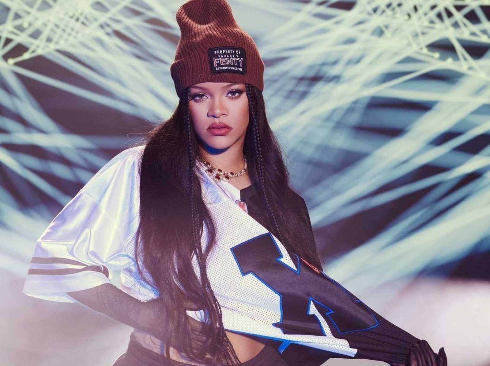 蕾哈娜 Rihanna 獻唱「超級盃」推出 Savage x Fenty 運動服飾系列，反諷自己超搞笑！