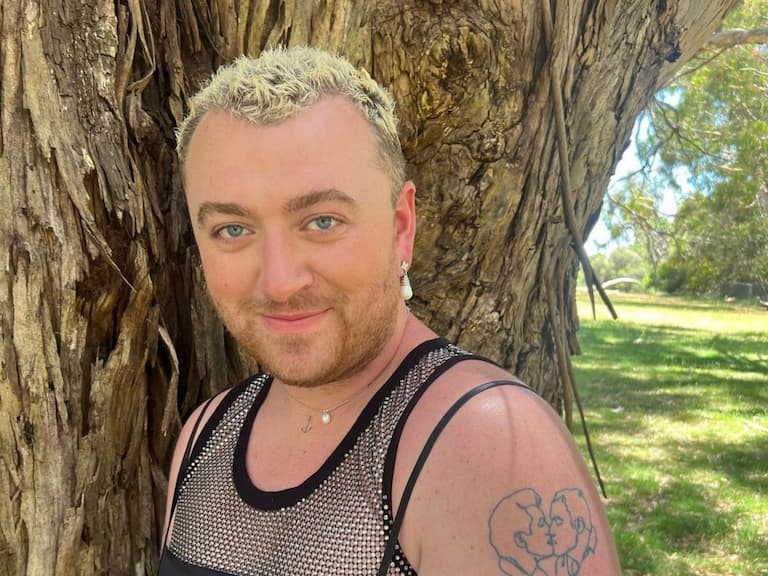 英國空靈歌手 Sam Smith 穿網狀吊帶裙耍辣,撩裙曬神秘地帶引熱議!
