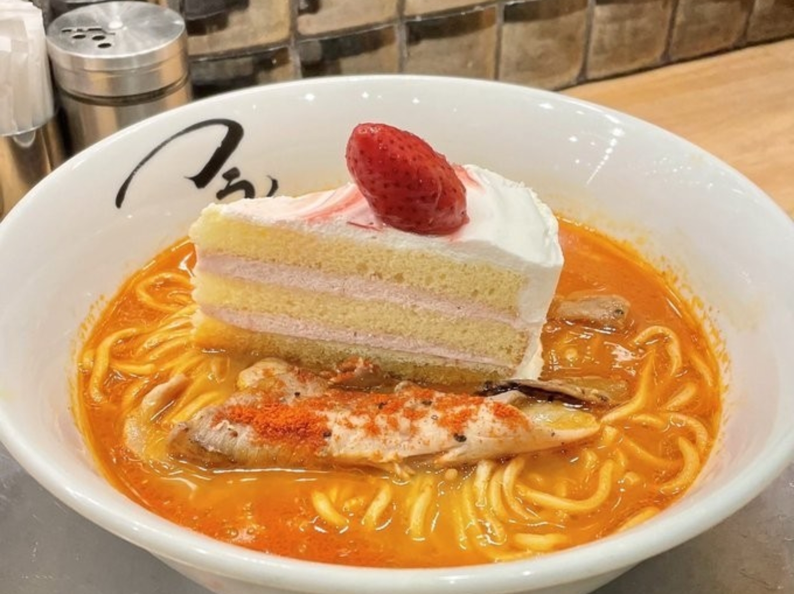 日本拉麵店推出超獵奇「草莓蛋糕口味」，整塊蛋糕直接放上去太暴力！