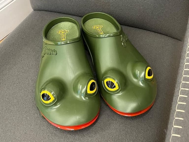 JW Anderson 釋出聯名「青蛙拖鞋」,Jonathan Anderson 宣告將在米蘭時裝周幹大事!