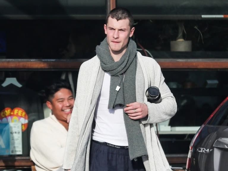 尚恩曼德斯 Shawn Mendes 性感捲髮不見了,剃平頭造型亮相引粉擔憂:「會陪你度過難關!」