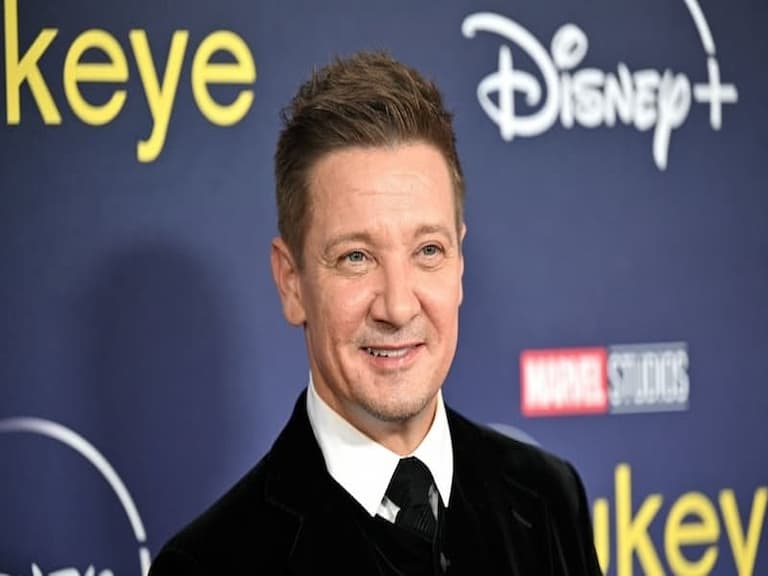 傑瑞米雷納 Jeremy Renner 經剷雪事故脫離危險，但親友淚訴：「怕他再也不能走路！」