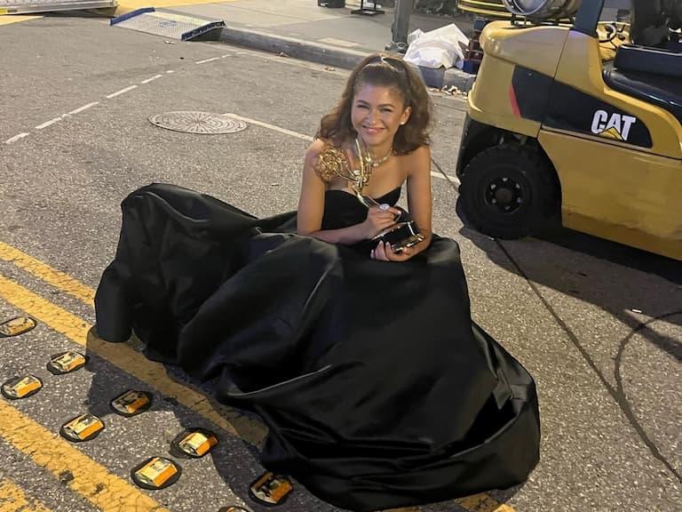 《高校十八禁》千黛亞 Zendaya 再奪視后,遺憾表示:「他對我來說有多重要!」