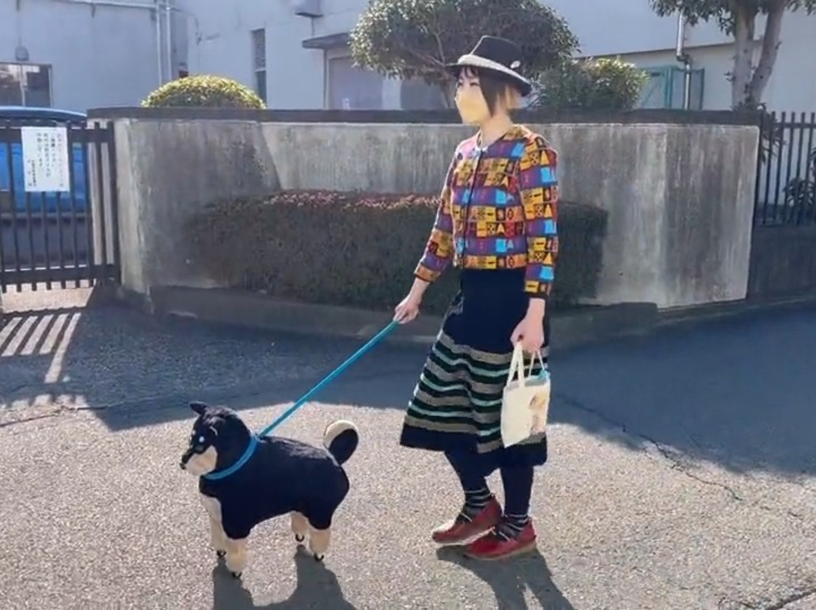 日本網友自製「可以遛的狗狗包」，逼真到連真的狗都誤會！