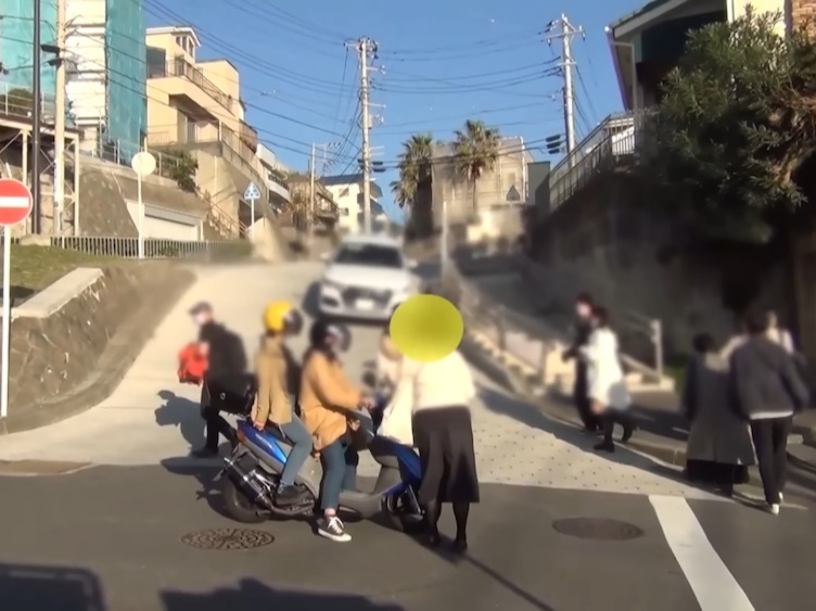 《灌籃高手》電影再掀「鎌倉高校前車站」打卡熱潮，粉絲在馬路中間拍照當地居民超困擾！