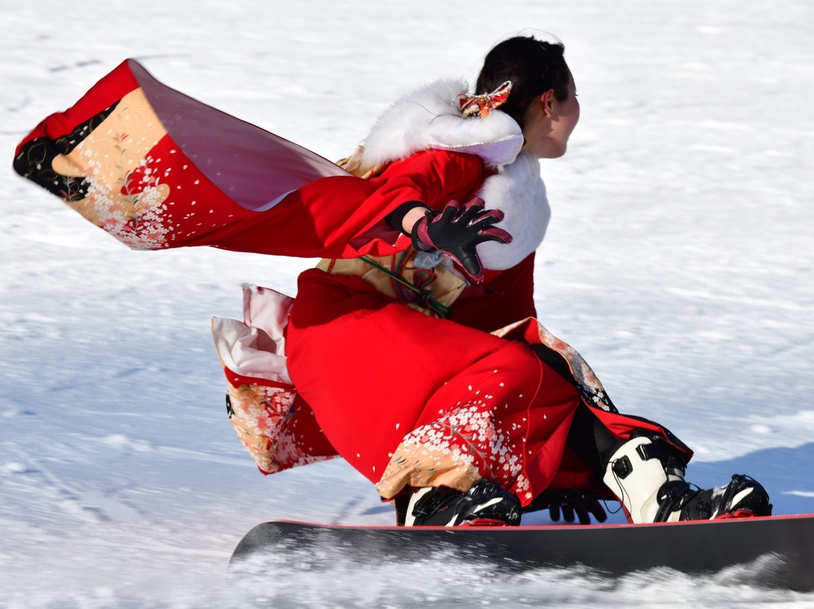 日本妹子「穿振袖和服滑雪」慶祝成年禮，流暢動作華麗又帥氣！