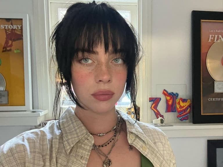 Billie Eilish 穿超大波霸健身服上街，引起網友視錯覺：「差點以為裸體！」