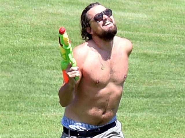 李奧納多 Leonardo DiCaprio 被爆料戀愛屬於「開放式關係」，想騎車還是玩水槍通通都可以！