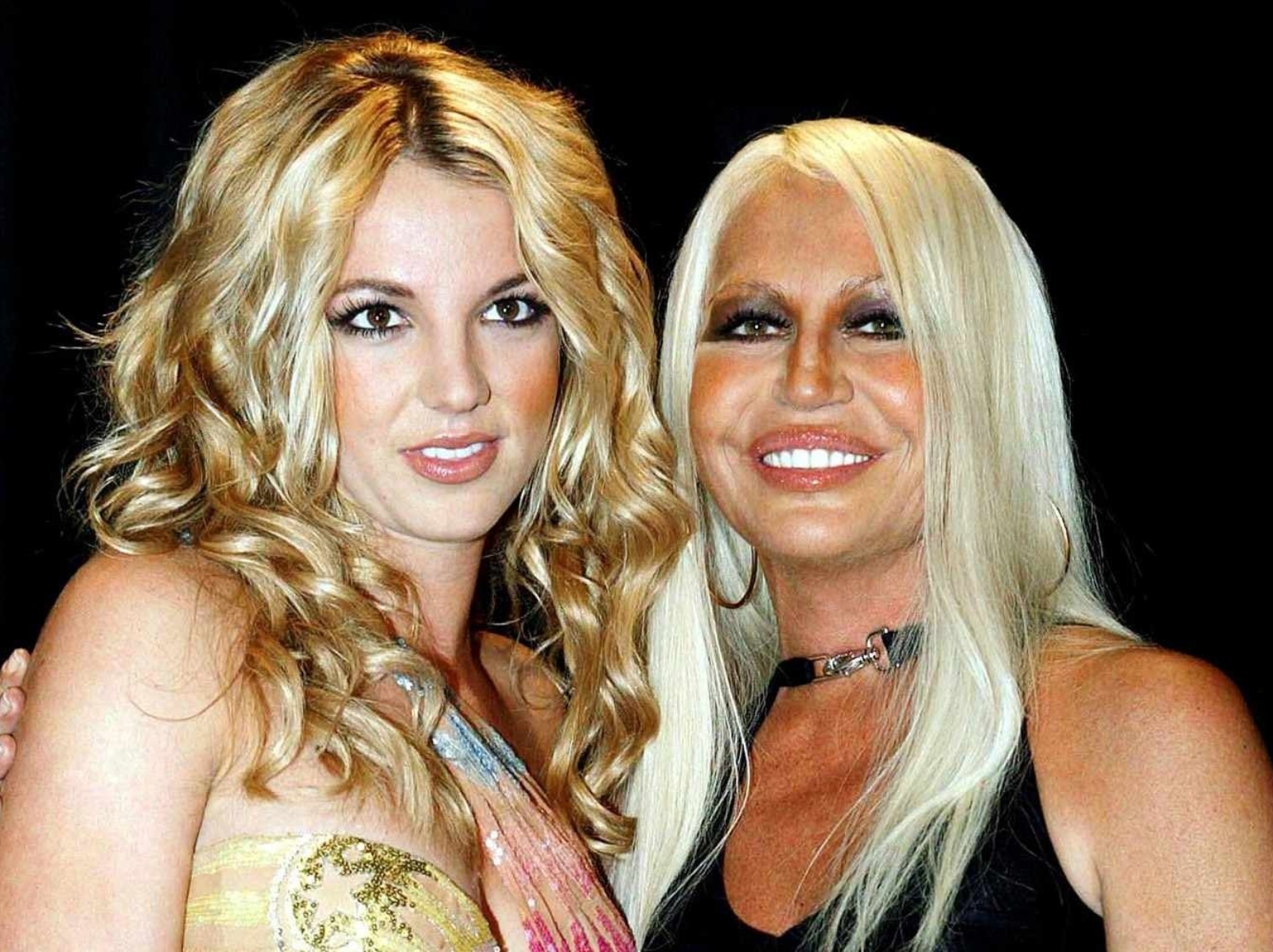 VERSACE 藝術總監 Donatella Versace 談設計小甜甜布蘭妮 Britney Spears 婚紗內幕：「小甜甜想穿什麼就穿什麼！」