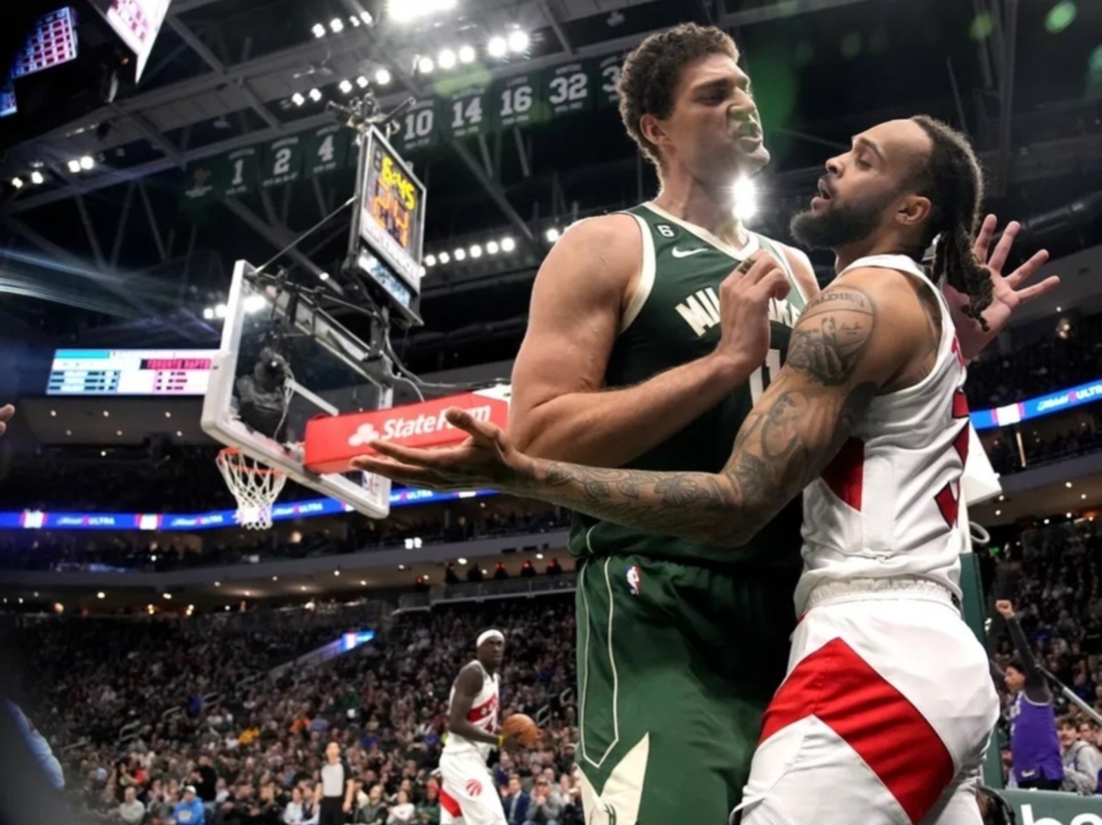 NBA／公鹿與暴龍爆發衝突，Lopez 硬扯 Trent 頭帶，最終遭驅逐出場！