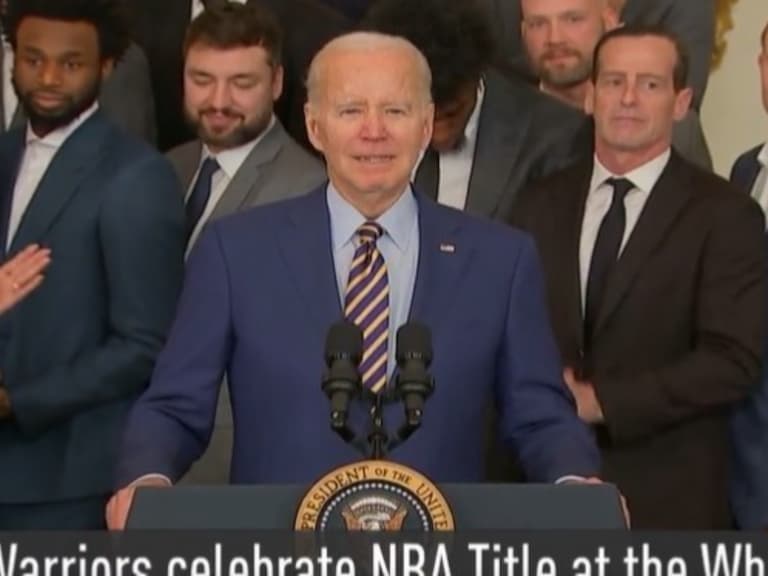 美國總統拜登 Joe Biden 忘記勇士三巨頭名字:「Curry、Green,還有另外一個人我忘記了⋯」