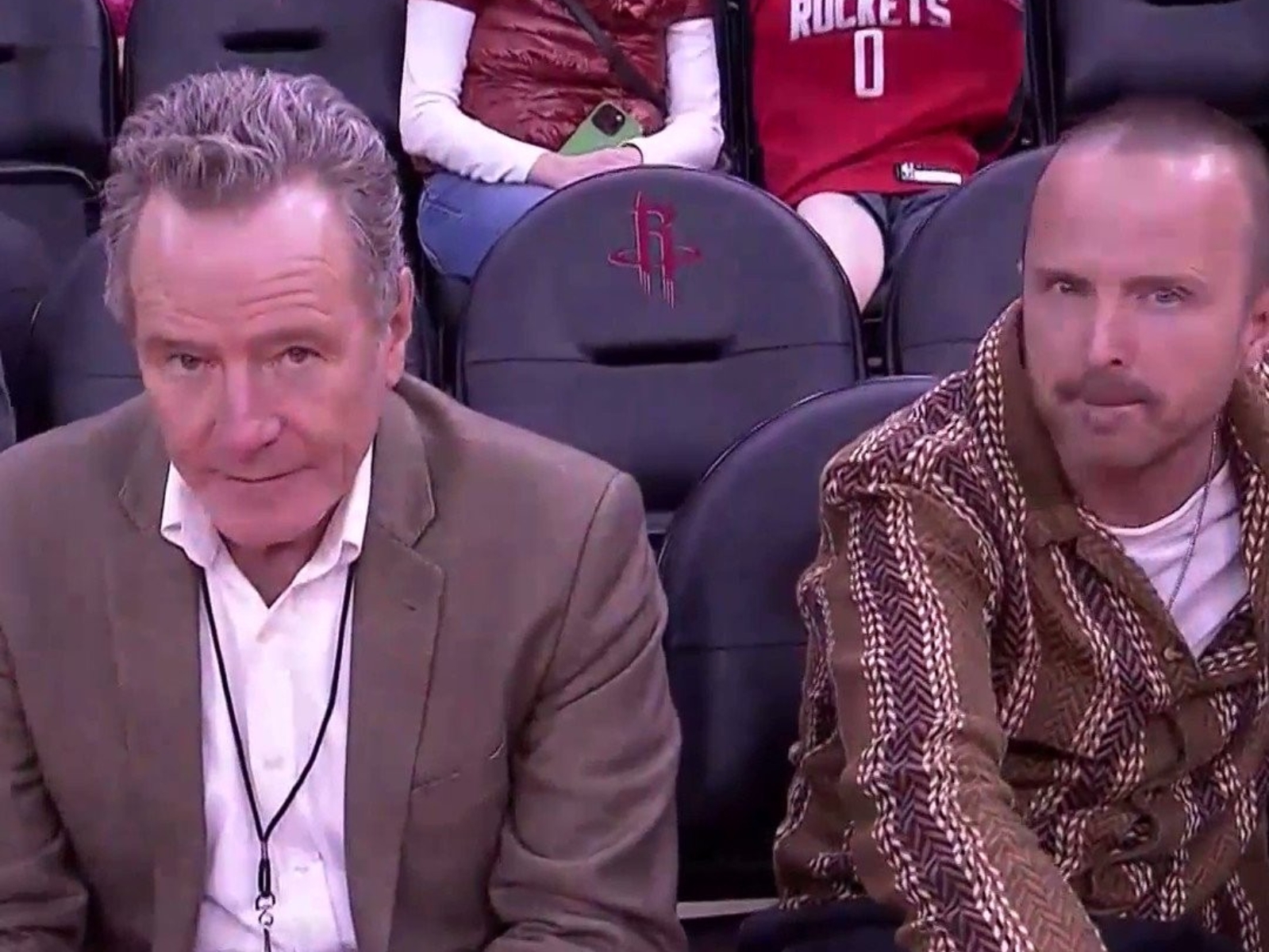 《絕命毒師》Bryan Cranston 及 Aaron Paul 驚喜現身 NBA 球場，粉絲歪樓：等等要在現場 Cook？