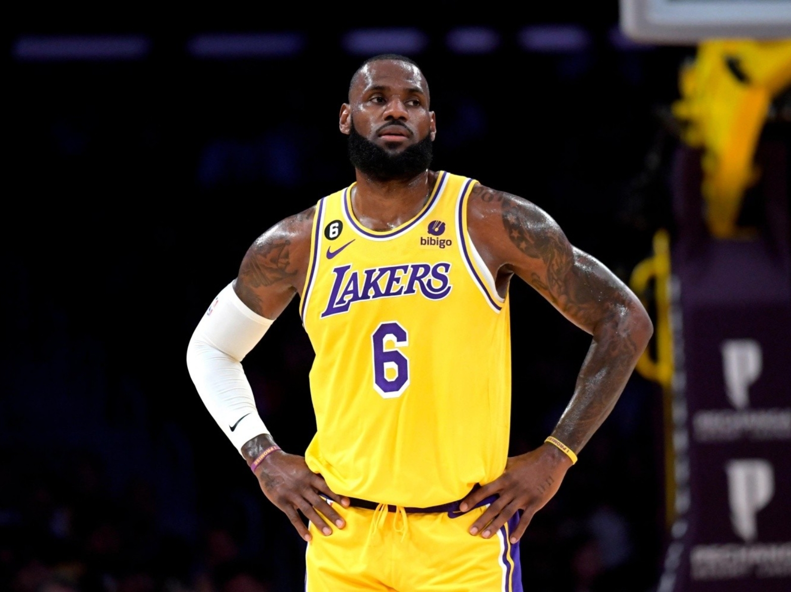 NBA／LeBron James 砍 46 分創神紀錄湖人仍輸球，無奈到比賽還沒打完就先行離場⋯