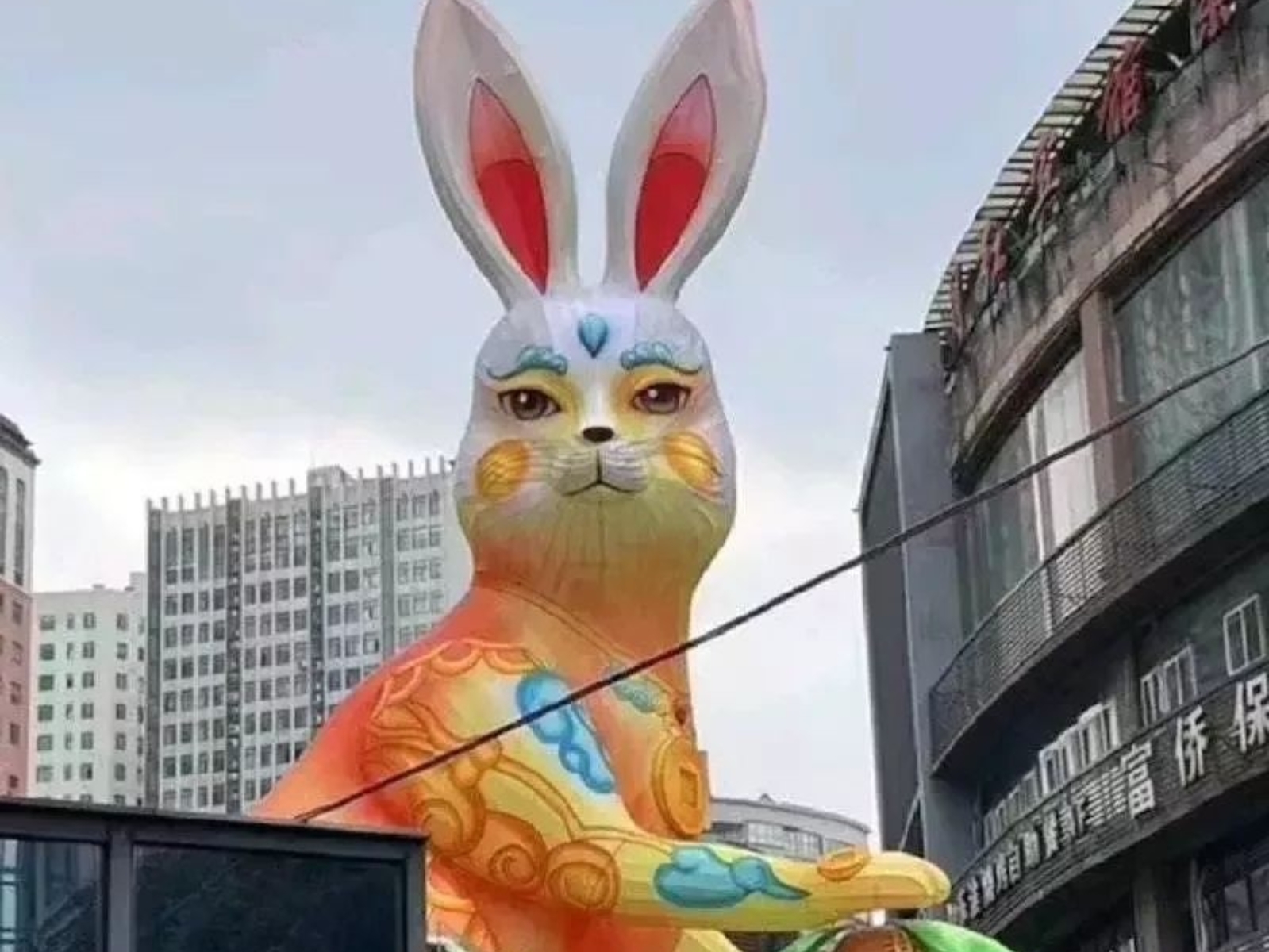 中國「人面巨兔花燈」因設計太過妖氣，竟遭當地民眾抗議後拆除！