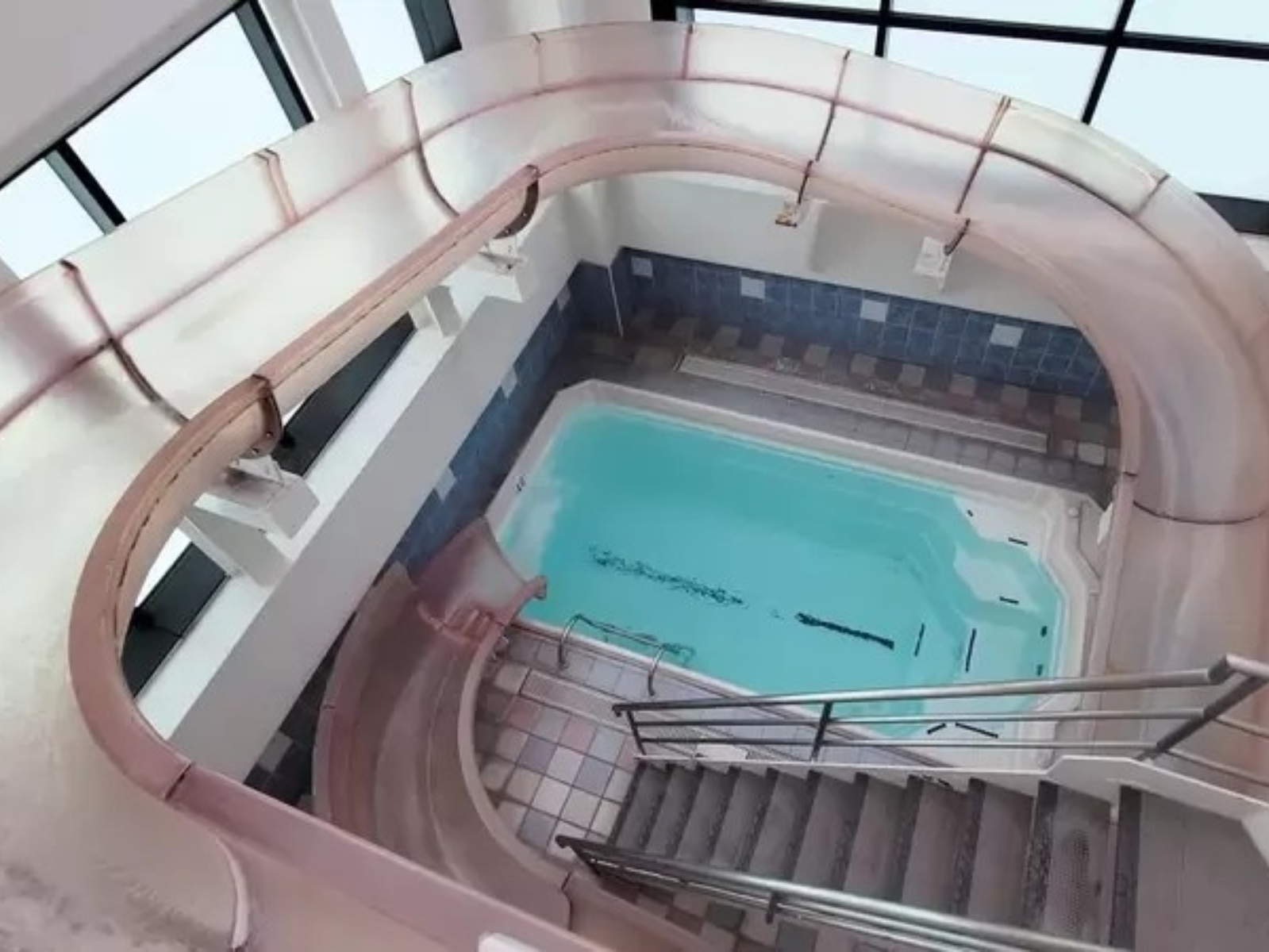 日本情趣旅館推出「2 層樓高」滑水道，甚至還有老司機最愛的氣墊床！