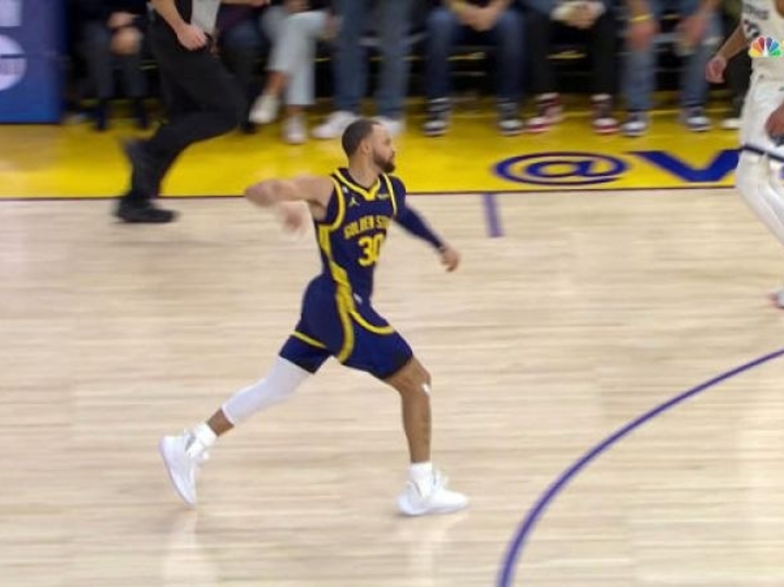 NBA／勇士 Poole 關鍵時刻硬要投三分球打鐵，Curry 氣到怒丟牙套被裁判驅逐出場！