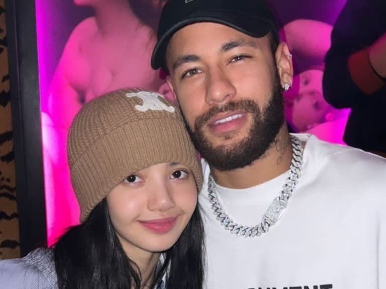 BLACKPINK 的 Lisa 甜蜜緊靠內馬爾胸膛合照，引起全網大讚：「最夢幻的世界級合影！」