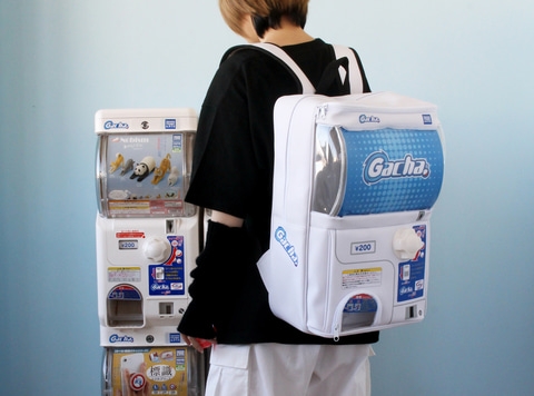 日本推出「真的可以轉的扭蛋機背包」，搭訕妹子靠這台！