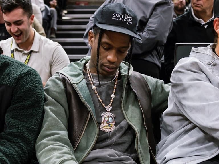 Travis Scott 腳踩「倒勾」最新配色現身 NBA 球賽，三分球空心入網大秀球技！