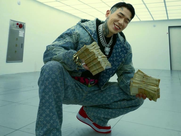 NETFLIX《體能之巔：百人大挑戰》參賽者腳踩 LV x Nike 等多雙爆款神鞋，炫富鞋頭就是他！