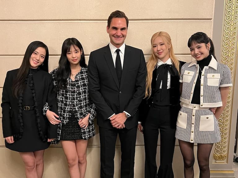 費德勒 Roger Federer 和 BLACKPINK 合照露出靦腆笑容:「我孩子說這一定要 PO 文!」