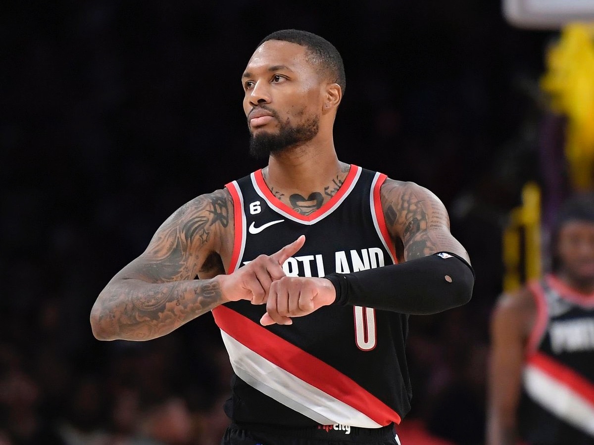 NBA／拓荒者 Damian Lillard 投進幾乎「跨全場三分球」，可惜最後時間到點不算！