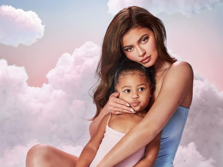 凱莉珍娜 Kylie Jenner 為女兒 Stormi 慶祝 5 歲生日，巨型人臉溜滑梯、客製化抱枕周邊⋯超浮誇遊樂園曝光