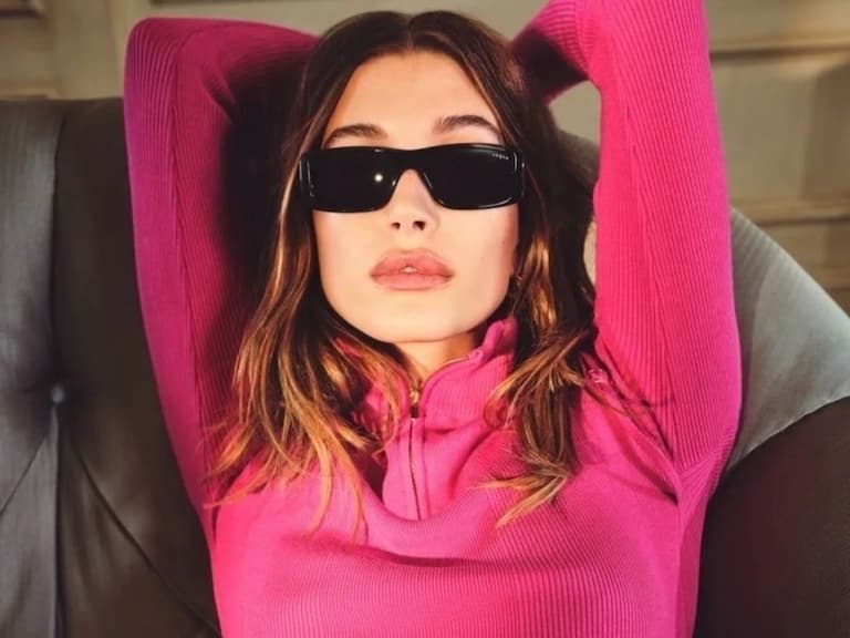 海莉鮑德溫 Hailey Bieber 開工 PO 文露蠻腰,秀川字腹肌超驚人!