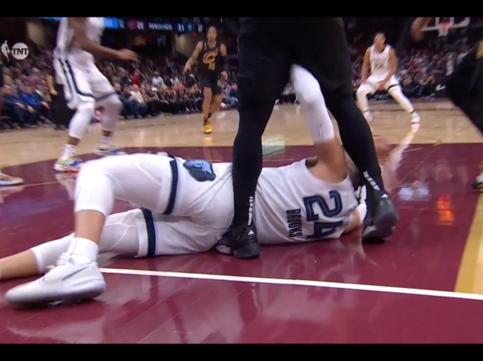 NBA／Dillon Brooks 上籃落地攻擊 Donovan Mitchell 下體，雙方爆發激烈衝突被驅逐出場！