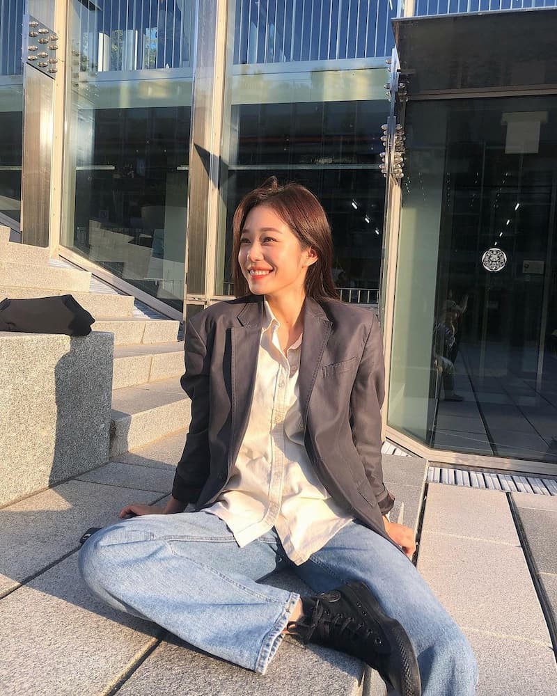 《浪漫速成班》盧允瑞「中性穿搭」太強!解析 5 套私服搭配技巧,一起當校園酷妹! JUKSY 街星