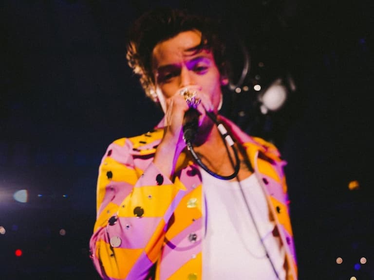 Harry Styles 勇奪 2023 葛萊美「最佳專輯獎」,無框架穿衣哲學教你擺脫一成不變!