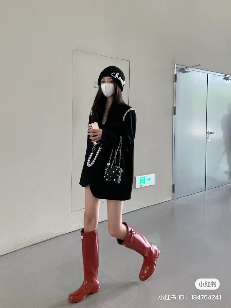 雨鞋穿搭 8 種變化公式你必知!加碼推薦 5 大必收「雨鞋品牌」,颱風天也要當潮男潮女~ JUKSY 街星