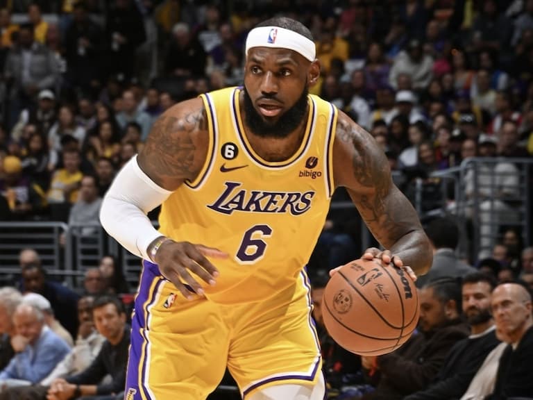 NBA/詹皇 LeBron James 中距離後仰跳投俐落命中,超越天勾賈霸正式登頂歷史得分王!