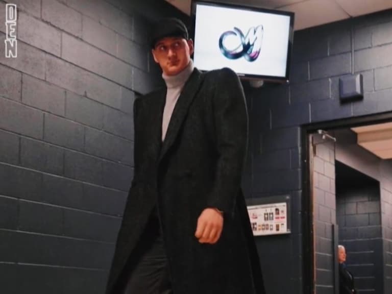 NBA／金塊約基奇 Nikola Jokic 賽前身著「浴血黑幫」套裝到場，卻遭網友吐槽：「比較像神偷奶爸⋯」
