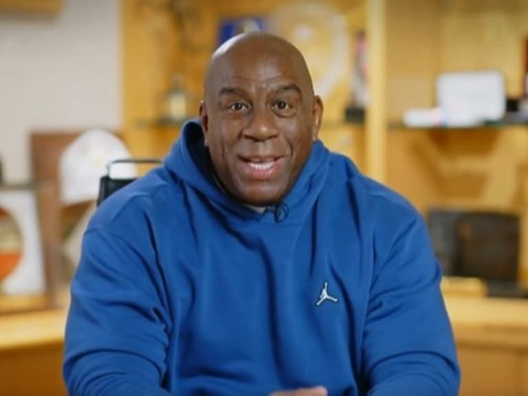 魔術強森 Magic Johnson 為 LeBron James 送上祝福並說道:「你是多麼特別!」