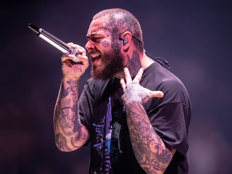 Post Malone 用粉絲鞋子豪飲啤酒,猙獰舉動引網虧:「剛剛那杯太濃了嗎?」